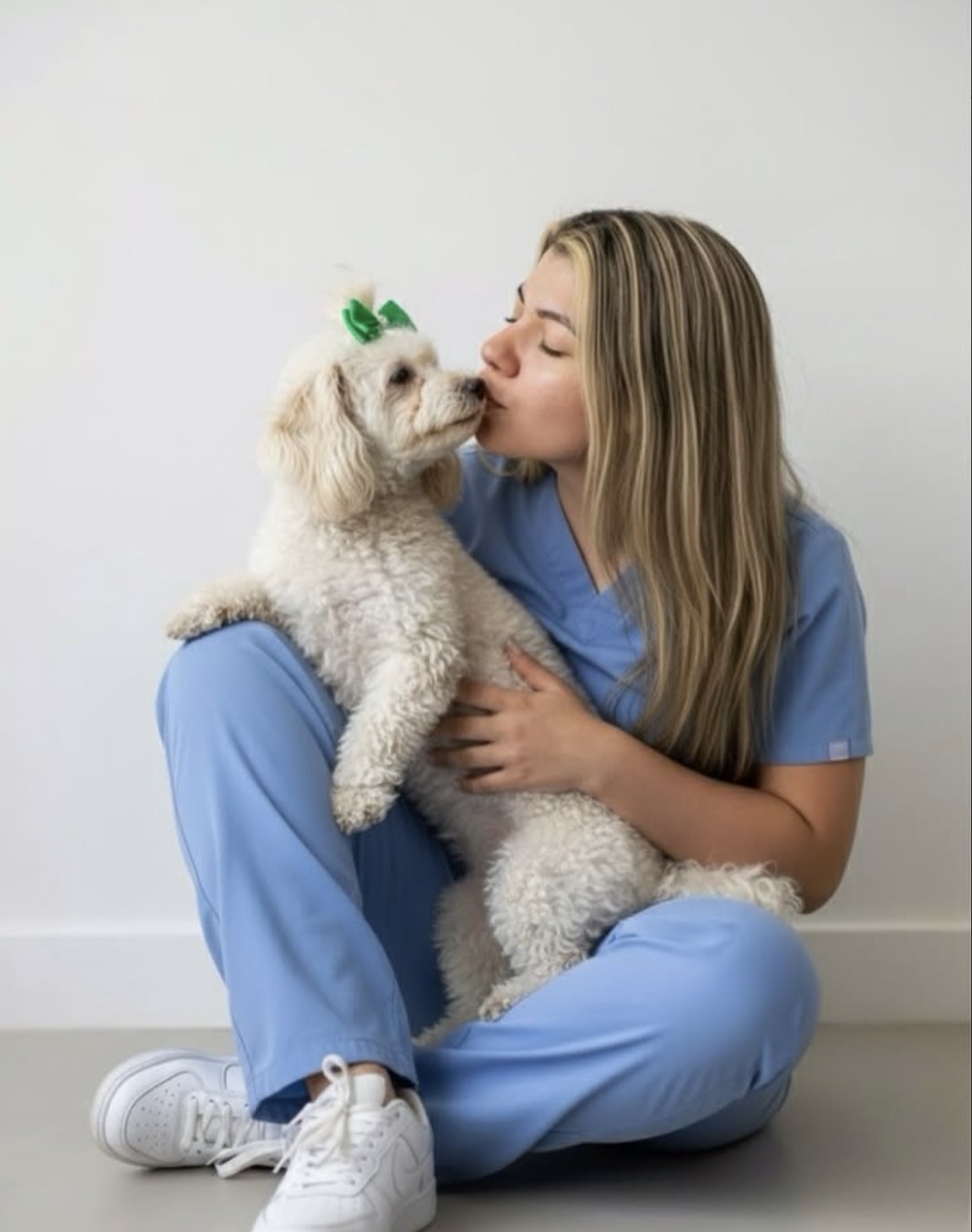 Veterinária acolhendo pet com carinho